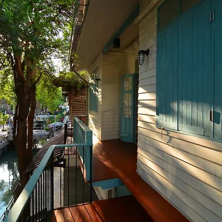La Moon Hostel
